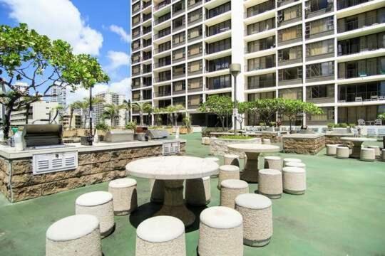 Deluxe Panoramic Mountain View Condo - 37Th Floor, Free Parking & Wifi Condo Honolulu Bagian luar foto