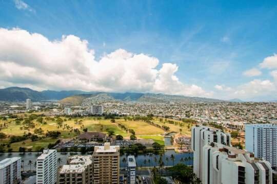 Deluxe Panoramic Mountain View Condo - 37Th Floor, Free Parking & Wifi Condo Honolulu Bagian luar foto
