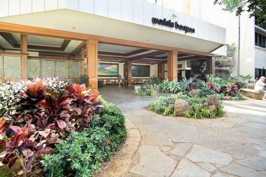 Deluxe Panoramic Mountain View Condo - 37Th Floor, Free Parking & Wifi Condo Honolulu Bagian luar foto