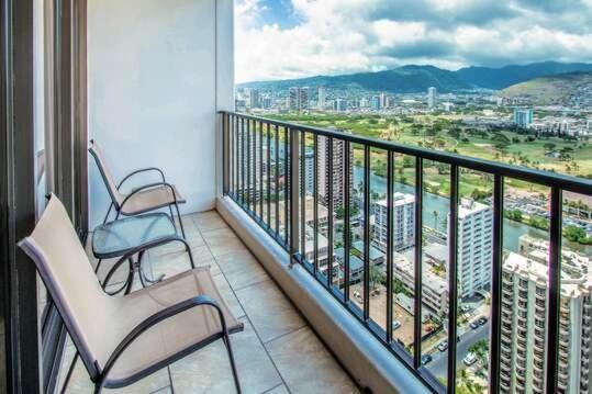 Deluxe Panoramic Mountain View Condo - 37Th Floor, Free Parking & Wifi Condo Honolulu Bagian luar foto