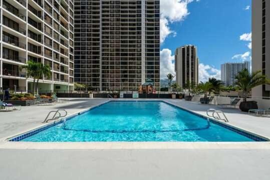 Deluxe Panoramic Mountain View Condo - 37Th Floor, Free Parking & Wifi Condo Honolulu Bagian luar foto
